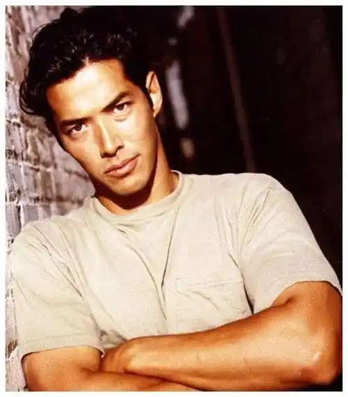 大哥头发花白仍有型,三弟息影30年变化大_王盛德_合作_社交