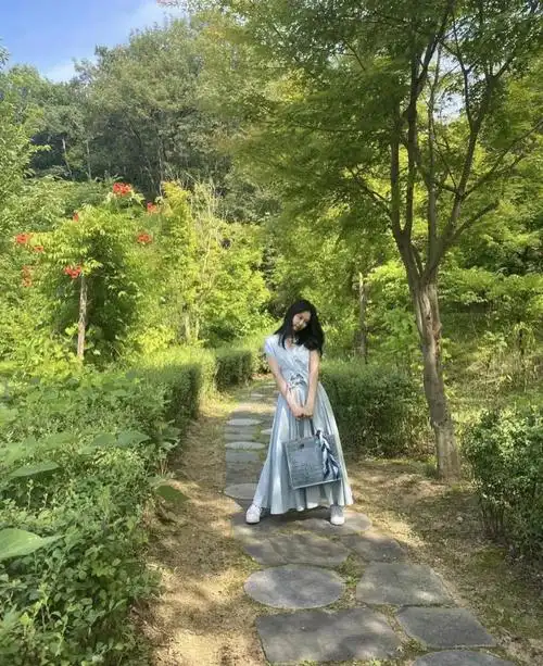 blackpink成员jennie晒照,淡绿长裙美过仙女,练舞照