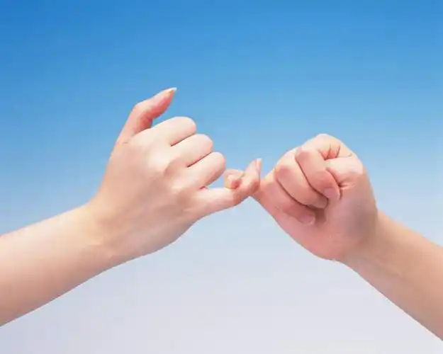 两个人,举,横图,室内,白天,正面,亚洲,蓝色背景,拉钩,黄种人,拉勾