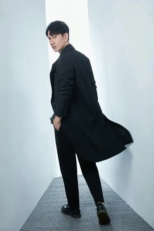 实力演员何明翰最新写真照释出带来冬日暖心惊喜