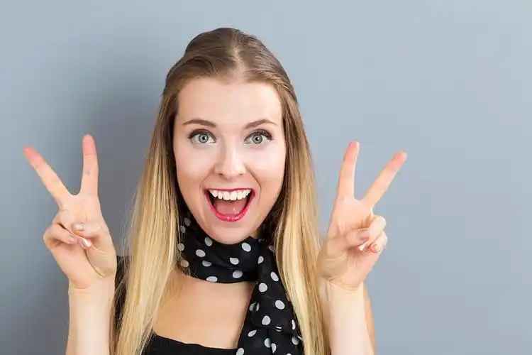 美女,给,胜利手势,灰色背景_高清图片_全景视觉