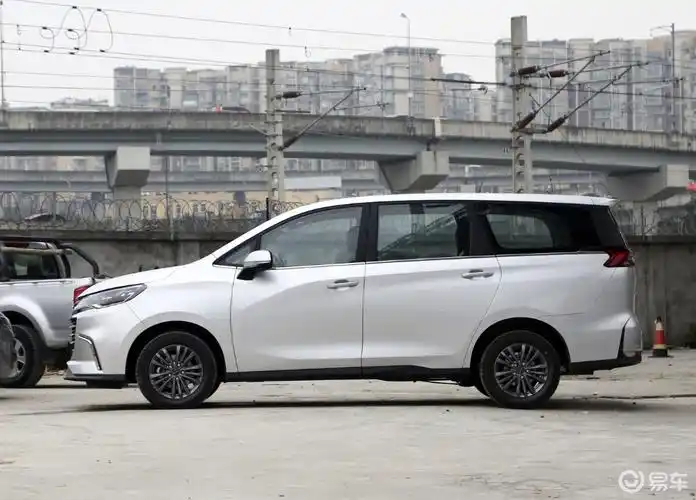 maxus g50不同于上面两款轿车化mpv,传祺m6车身比例更接近"面包车",有