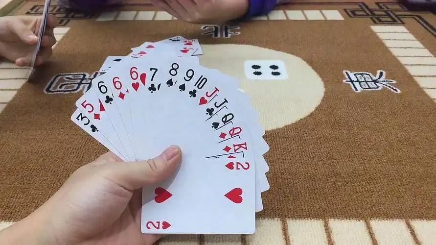 斗地主:小哥抓了一把烂牌,队友报单他却用2打,这牌不输才怪