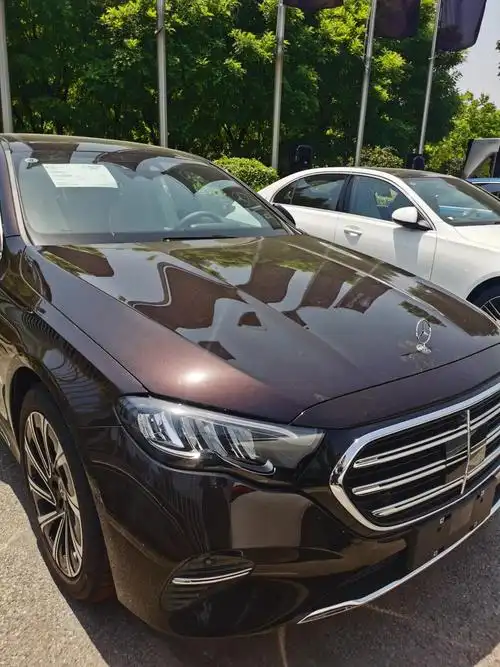 红黑色外观奔驰e300立标现车到店有政府补贴