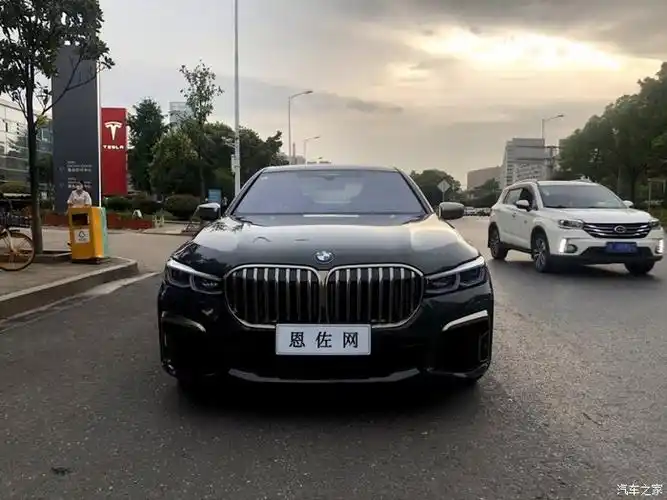 宝马m760lixdrive运动套装碧玺灰松露褐