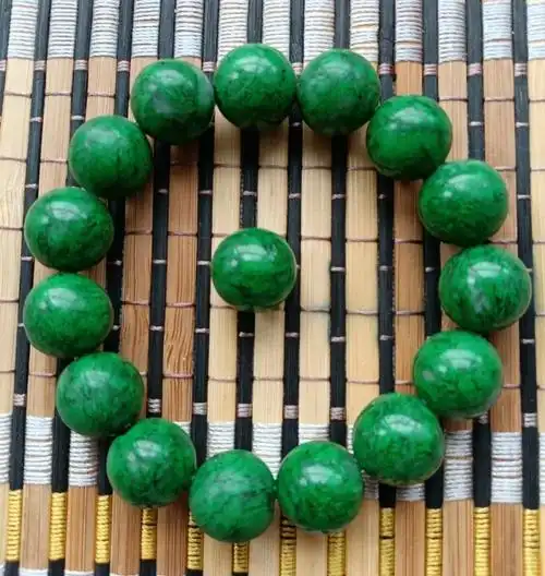 天然翡翠辣绿辣阳绿铁龙生大珠手串!