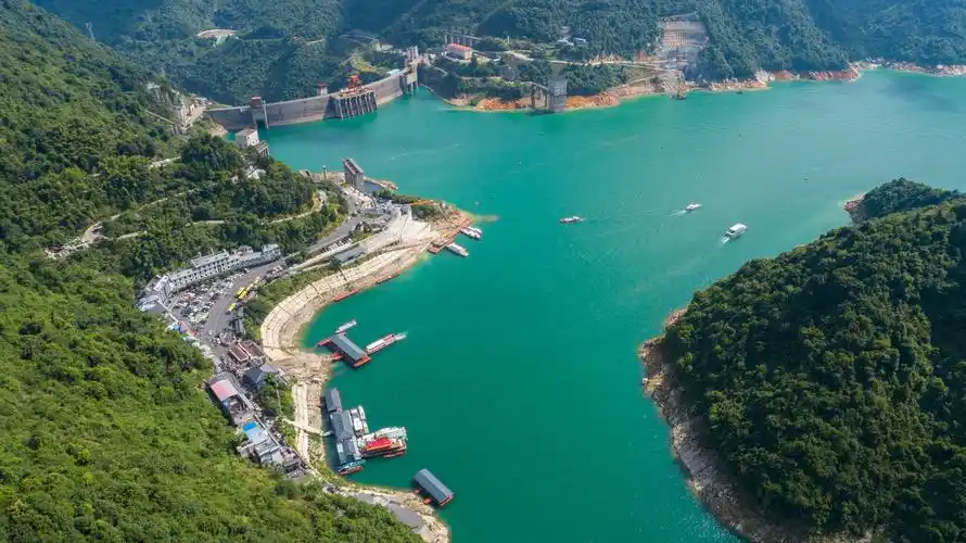 俯瞰郴州东江湖风景旅游区坐着船游览吹吹清新空气