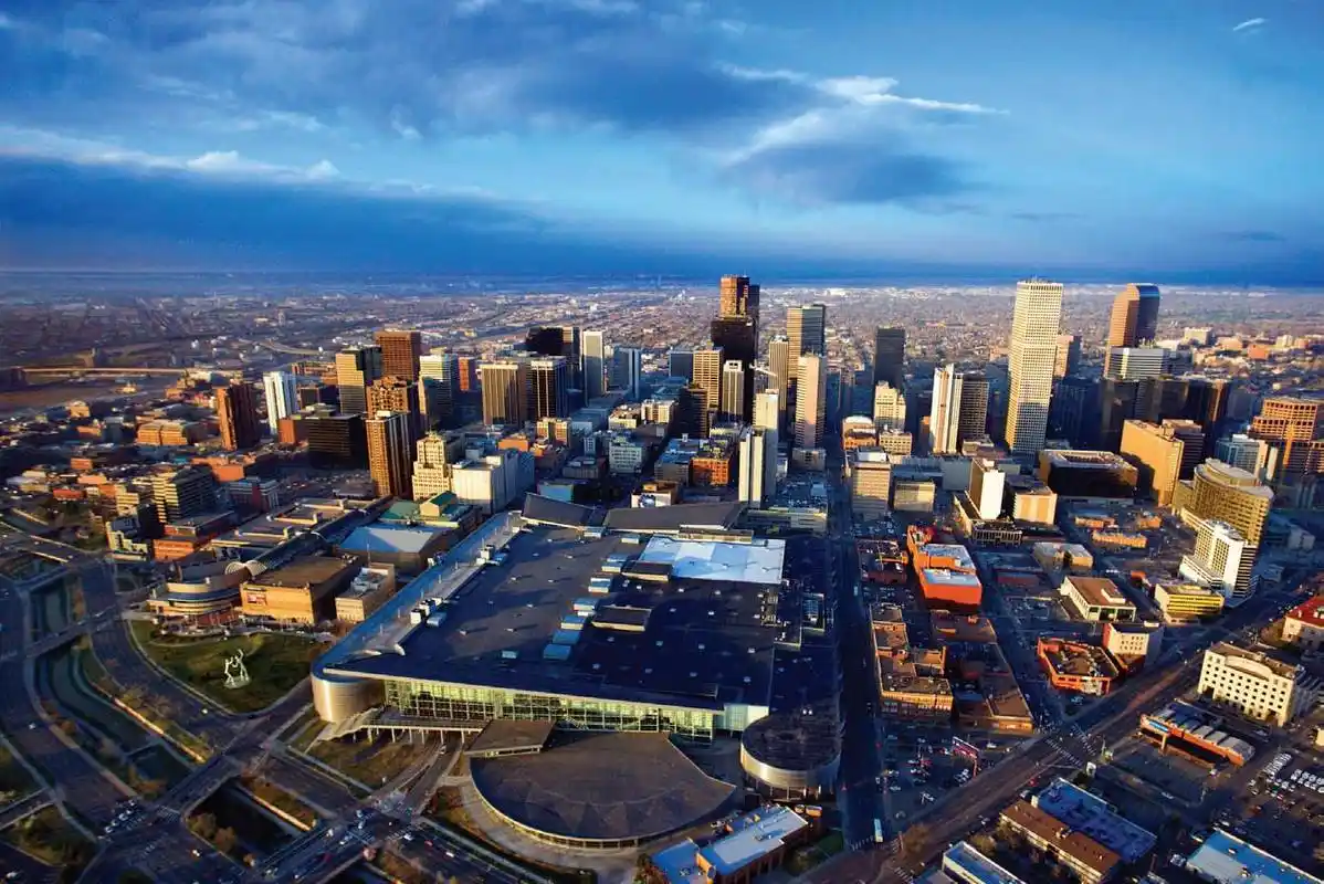 光圈:f/16 快门速度:1/100s iso:320  选择制高点俯拍,有利于表现建筑