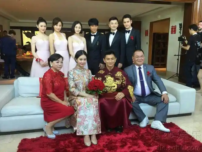 迎亲!刘诗诗吴奇隆跪地敬茶 互喂食物有爱