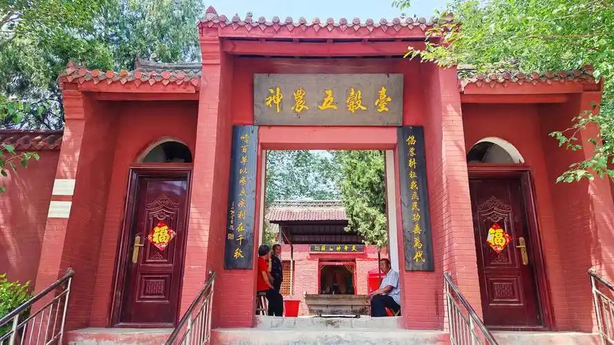 在这夏粮麦收的季节,前来五谷台祈福丰收的百姓络绎