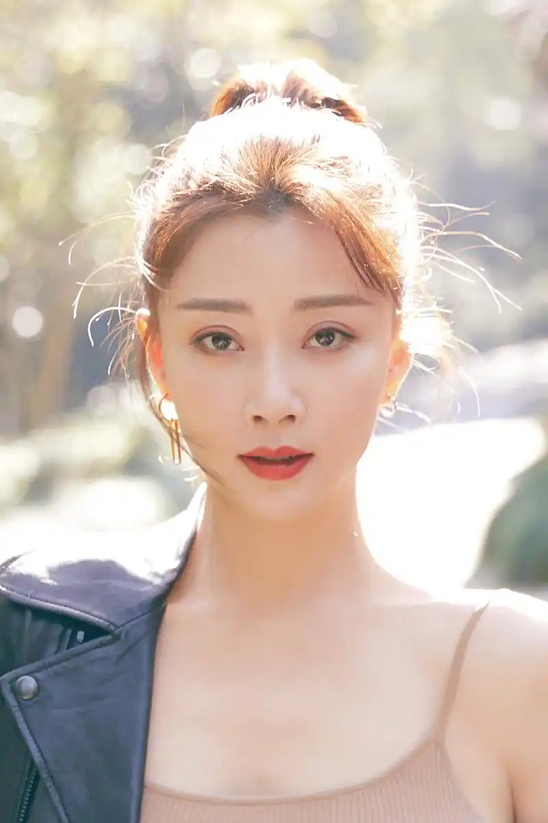 《中餐厅》热播!42岁殷桃魅力开挂,3款减龄发型太适合40 的女人