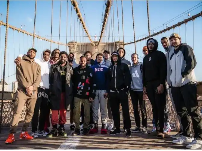 篮网16人合影出炉欧文杜兰特不站c位詹娜两大前男友并肩而立