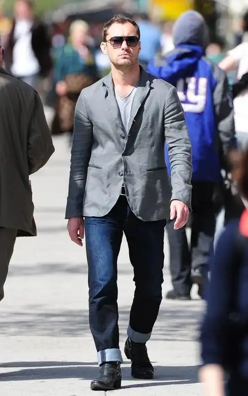 简介:裘德·洛西装上衣牛仔裤严肃脸帅气街拍,分享一组裘德·洛图片给