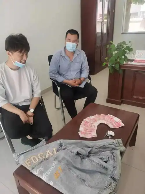 两千元现金在出租车上"过夜"后失而复得