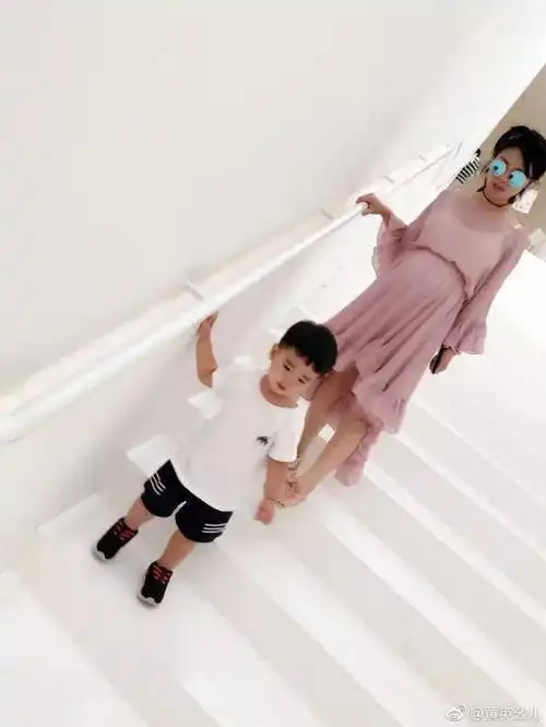 当阿美看到黄英怀了二胎的时候,内心震惊了一下,好久没有看到她了,没