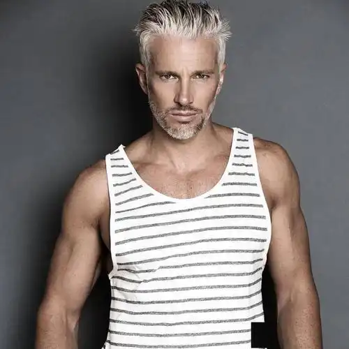 44岁美国男模走红网络银发老头的风格非常抢眼