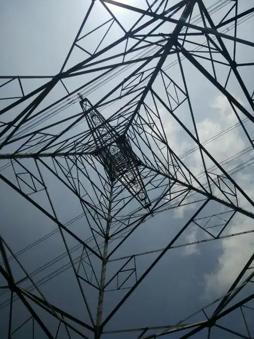 山顶100万伏高压线铁塔