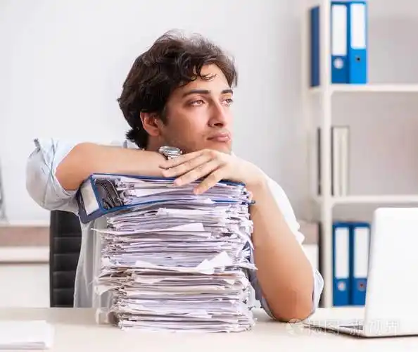 工作和文书工作太多的繁忙员工