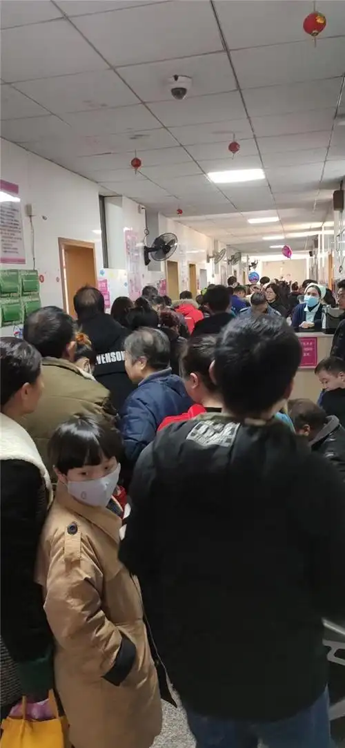 流感爆发期间急诊儿科走廊排队就诊的患儿及家长