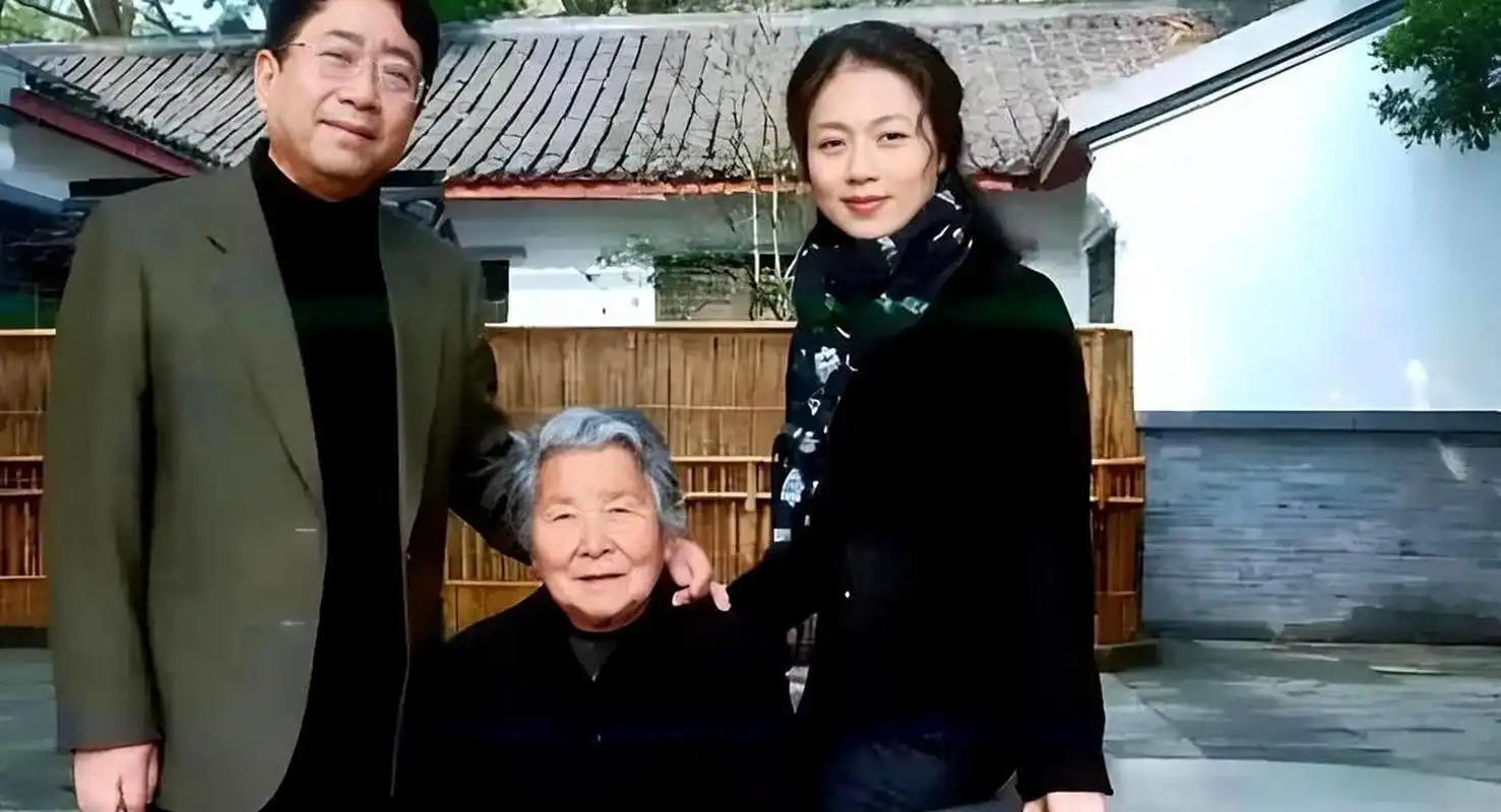 李红发现丈夫余秋雨喜欢比他年轻16岁的黄梅戏演员马兰后,她试图通过