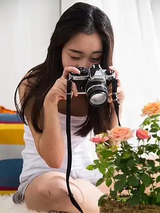 103青年女人拿着相机拍照1081制作自拍照手机的人810832圣诞节平安夜