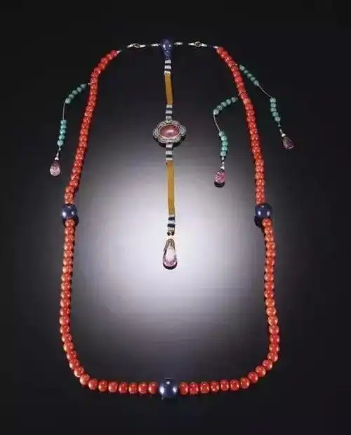 皇帝,皇后才能佩带的东珠朝珠 青金石朝珠,为清代皇帝祭天时佩戴,皇帝