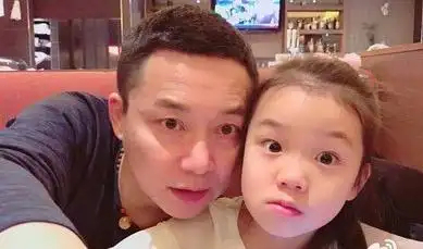 还记得伪装者里的他吗,没想到他儿子这么帅气,还是个女儿控_刘奕君