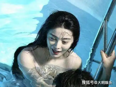 范冰冰游泳照曝光妩媚表情惹人丰满身材吸引目光