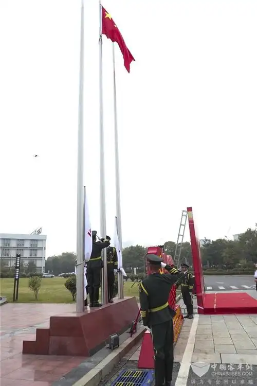 激昂的国歌乐声响起,伴随着员工们庄严的注目礼,正步走向升旗台