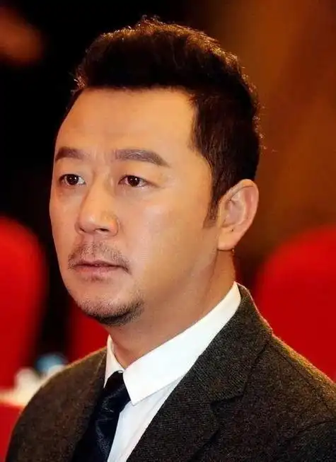 演员郭涛,去重庆拍戏时拍来一个老婆,结婚16年生两子