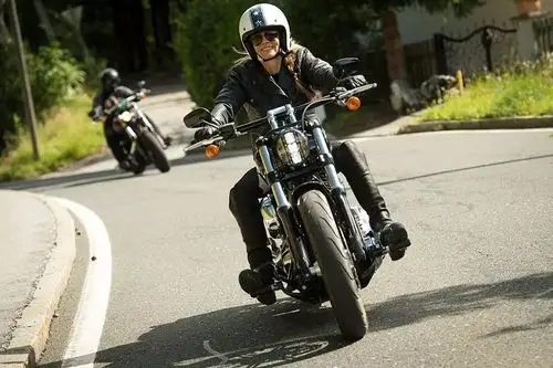 老照片2017哈雷欧洲摩托周里的女骑士