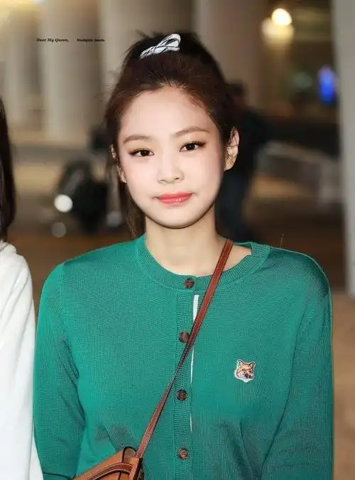 blackpink现身机场忙内line手挽手说笑智秀和jennie好皮啊