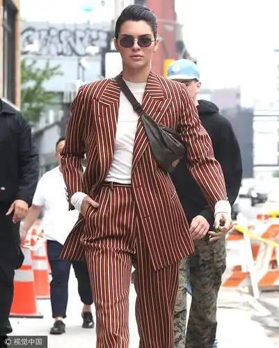 组图:肯达尔西装大背头帅炸 领小弟街头穿行女总裁范