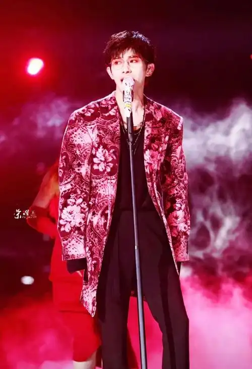 易烊千玺北京机场粉t路透#最适合粉色t恤的小哥哥呀随便一个机场图