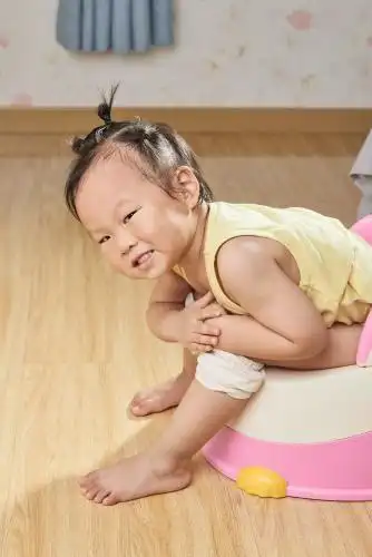 便秘的幼儿在座便器上用力排便