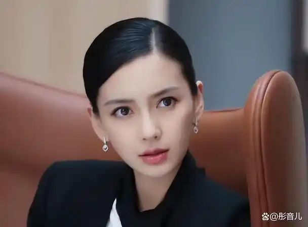 杨颖离婚一年吃完黄晓明红利又回到了她的怪圈