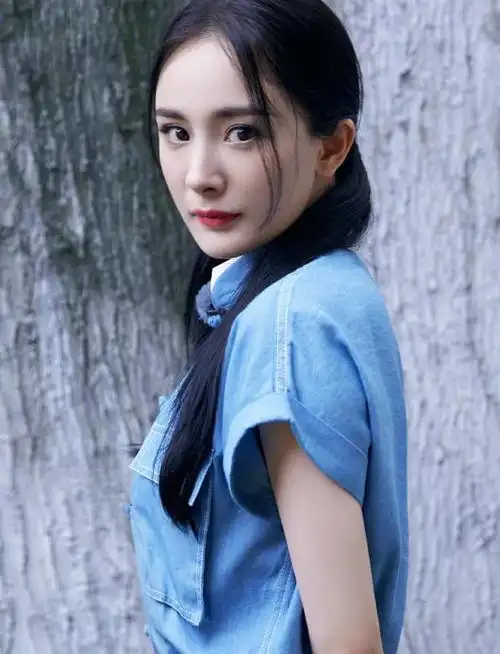 杨幂新中式穿搭活泼灵动双马尾发型减龄可爱