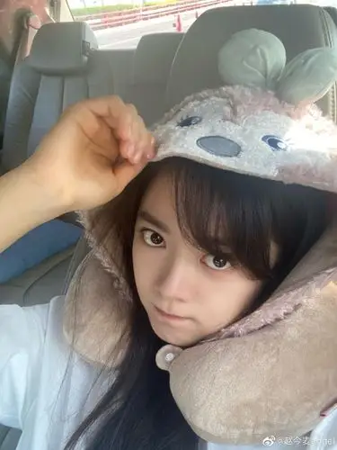 近日,赵今麦微博分享近照,她坐在车内对镜搞怪自拍,皮肤水嫩活力满满.