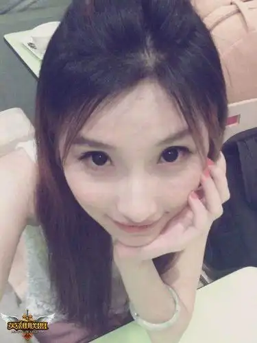 lol粉丝团团花惊现"人皇"sky女友柚柚