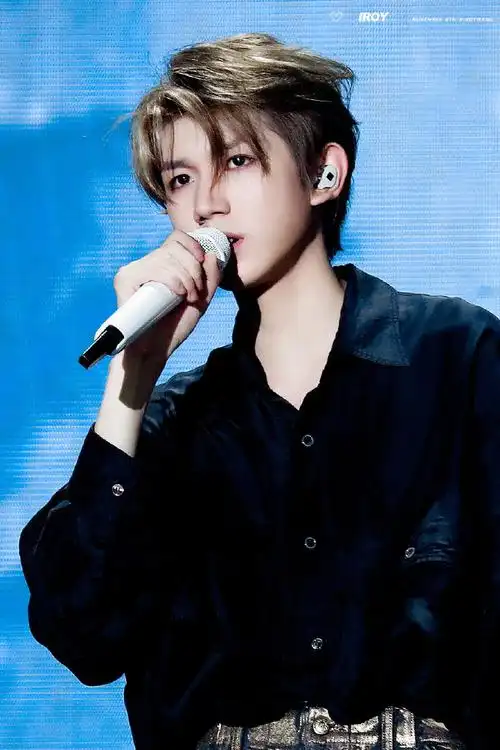 与王源十年璀璨共往##王源新专辑客厅狂欢#王源超话【小源意打包靠