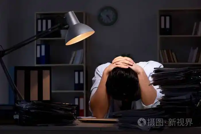 年轻的生意人加班工作到深夜