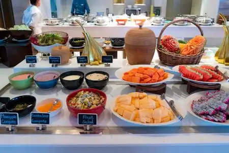 欧式美食酒店自助餐,欧式早餐,炸薯条和酸奶照片