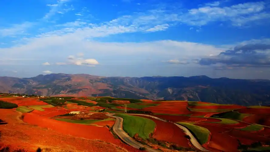 蓝天下的红土地