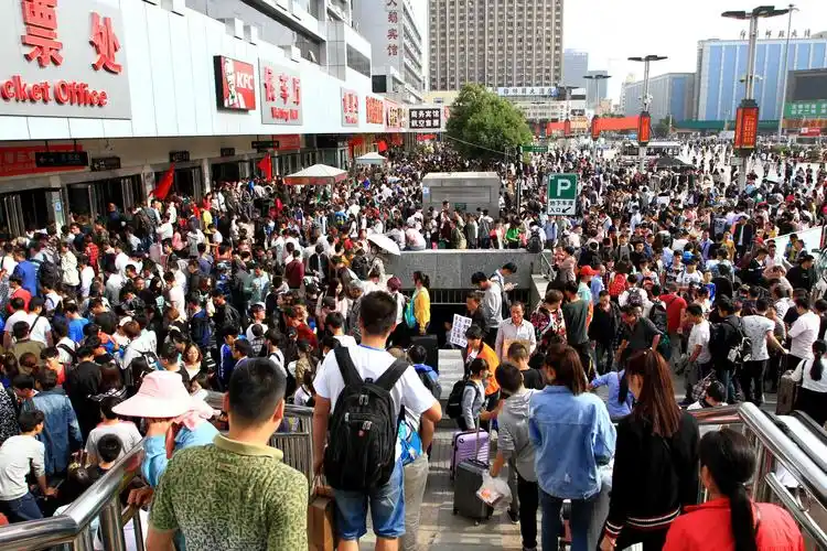 今日十一返乡高峰 郑州汽车中心站人山人海