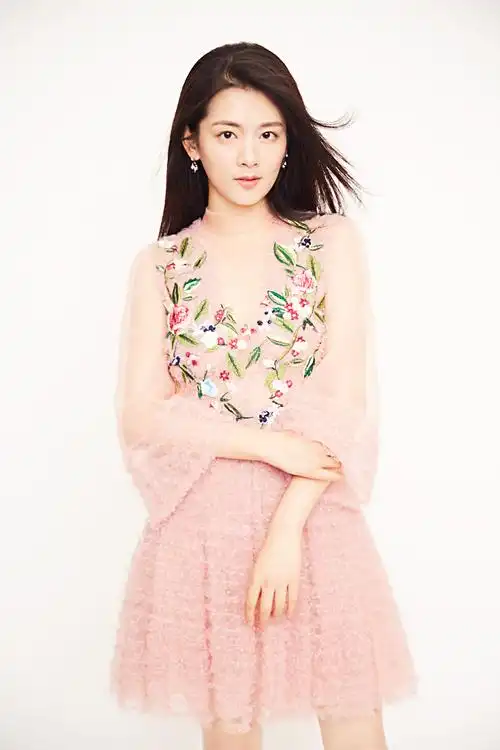 陈昊宇曝光全新写真 长发飘逸文艺清新