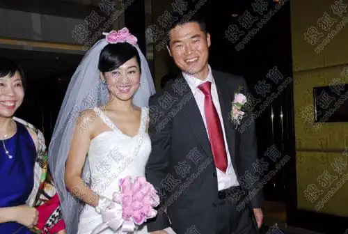 幻灯:宿茂臻大婚激吻新娘 单膝跪地送上大钻戒