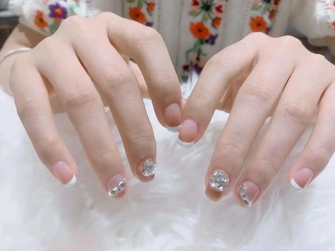 白色法式 贴钻美甲款式