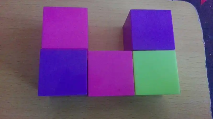 用五个一样大小的正方体摆一摆