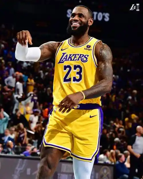 詹姆斯281011迎里程碑小萨29167打爆戴维斯拉塞尔28分