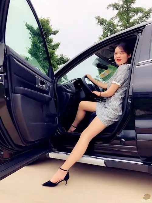 媳妇当车模闲暇周末的皓影时光